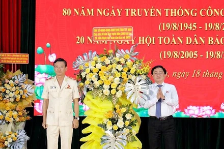 Đồng chí Nguyễn Văn Quyết, Bí Thư Tỉnh ủy Tây Ninh tặng hoa chúc mừng 80 năm Ngày truyền thống Công an nhân dân cho Thiếu tướng Vũ Như Hà, Giám đốc Công an tỉnh. (Ảnh: Công an Tây Ninh)