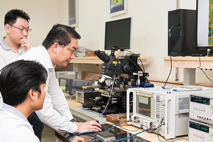 Sinh viên và giảng viên trẻ của Đại học Quốc gia Thành phố Hồ Chí Minh trong giờ nghiên cứu khoa học 