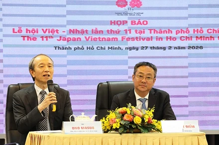Ông Ono Masuo, Tổng Lãnh sự Nhật Bản tại Thành phố Hồ Chí Minh (trái) trả lời báo chí tại buổi họp báo.