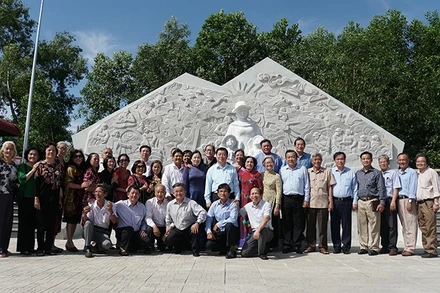 Các thế hệ học sinh Trường Hoàng Lê Kha trong một dịp họp mặt. (Ảnh: CTV) 