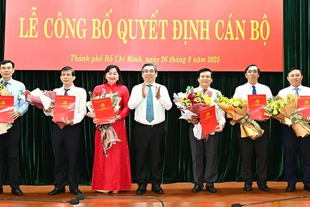 Đồng chí Nguyễn Phước Lộc (giữa), Phó Bí thư Thành ủy, Chủ tịch Ủy ban Mặt trận Tổ quốc Việt Nam Thành phố Hồ Chí Minh, trao quyết định bổ nhiệm và chúc mừng các lãnh đạo mới của Báo Sài Gòn Giải Phóng (Ảnh: CTV)