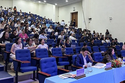 Đông đảo bà con tiểu thương, hộ kinh doanh và sinh viên hào hứng tham gia chương trình.