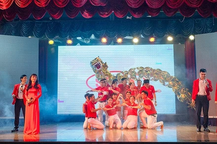 Tiết mục dự thi “Liên khúc SATRA tự tin vững bước-Việt Nam tiến lên” của đơn vị Cơ quan Tổng Công ty (ảnh SATRA).