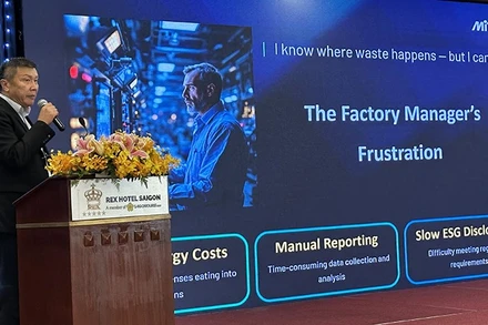 Một chuyên gia quốc tế trình bày tham luận tại hội thảo.