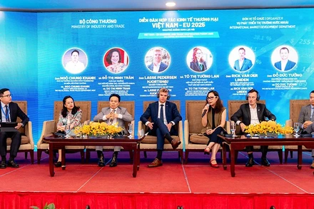 Các chuyên gia và đại diện doanh nghiệp tham gia phiên tọa đàm tại Diễn đàn.