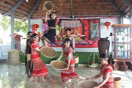 Phục dựng các điệu múa truyền thống của người Xtiêng.