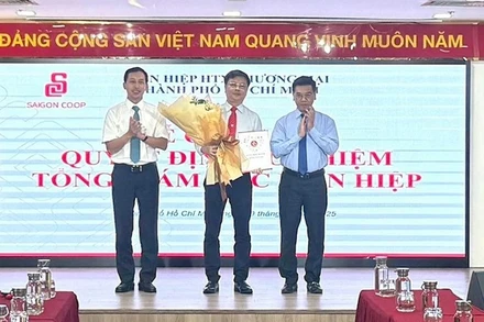 Phó Chủ tịch Ủy ban nhân dân Thành phố Hồ Chí Minh Nguyễn Văn Dũng (phải) trao quyết định bổ nhiệm cho đồng chí Phạm Trung Kiên (giữa).