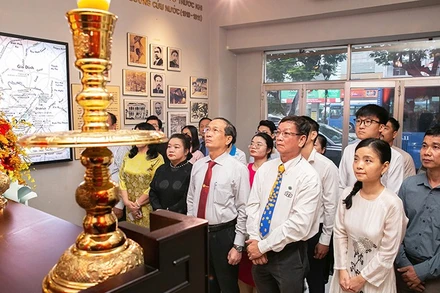 Đoàn doanh nhân Thành phố Hồ Chí Minh dâng hương tưởng nhớ Chủ tịch Hồ Chí Minh tại nhà số 5 Châu Văn Liêm.