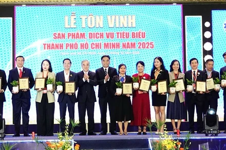 Đại diện các doanh nghiệp nhận chứng nhận “Sản phẩm, dịch vụ tiêu biểu Thành phố Hồ Chí Minh” năm 2025.