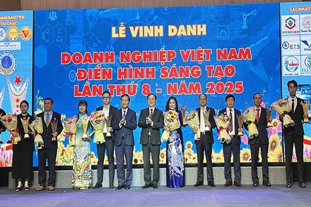 Đại diện Ban Tổ chức trao cúp vàng vinh danh 10 doanh nghiệp đứng đầu về sáng tạo lần thứ 8 năm 2025.