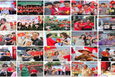 Người dân mọi miền Tổ quốc hào hứng chụp ảnh cùng Quốc kỳ.