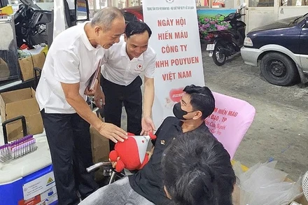 Động viên, thăm hỏi công nhân tham gia hiến máu tình nguyện.