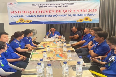 Sinh hoạt chuyên đề tại Chi bộ Siêu thị Co.opmart Phú Lâm với phần sinh hoạt nội dung Báo Nhân Dân.