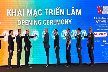 Các đại biểu thực hiện nghi thức khai mạc hai triển lãm VHF 2025 và Home Show Vietnam 2025.