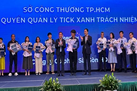 Sở Công thương thành phố trao ủy quyền quản lý “Tick xanh trách nhiệm” cho các hệ thống phân phối lớn.
