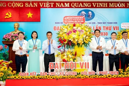 Đồng chí Nguyễn Văn Dũng, Thành ủy viên, Phó Chủ tịch Ủy ban nhân dân Thành phố (thứ ba, từ trái qua) tặng hoa chúc mừng Đại hội VII Tổng Công ty (Ảnh: SATRA)