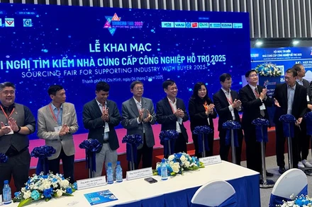 Các đại biểu thực hiện nghi thức khai mạc Hội nghị tìm kiếm nhà cung cấp công nghiệp hỗ trợ năm 2025.