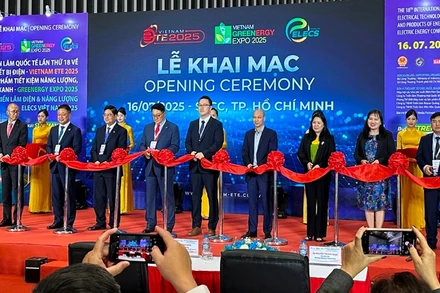 Các đại biểu thực hiện nghi thức khai mạc các triển lãm.