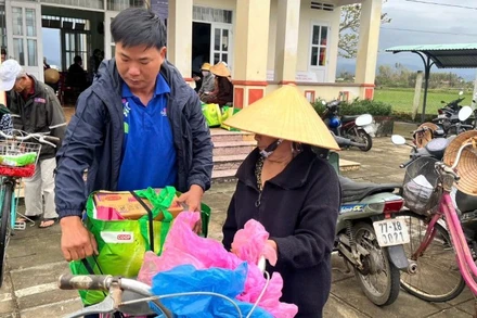 Các siêu thị Co.opmart ở khu vực tỉnh Bình Định trước đây tặng quà người dân bị ảnh hưởng lũ lịch sử.