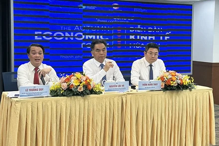 Đại diện Ban tổ chức Diễn đàn trả lời câu hỏi của báo chí.