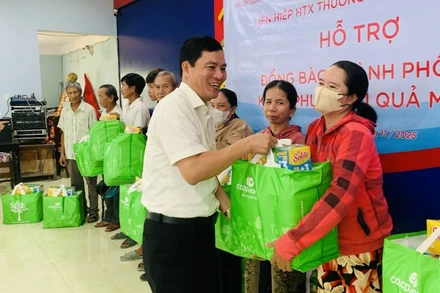 Siêu thị Co.opmart Huế tặng quà bà con ở vùng bị bão lũ năm 2025.