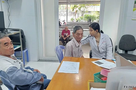 Bác sĩ Võ Bạch Bảo Trâm thăm khám và tận tình tư vấn người dân cách thức chăm sóc sức khỏe.