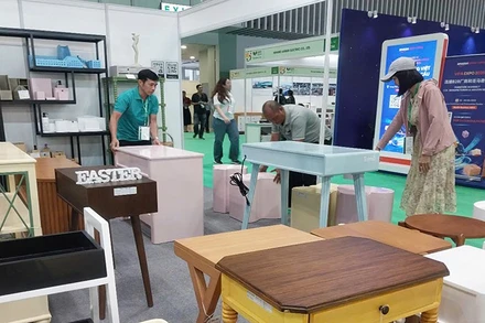Khách tham quan, tìm hiểu những sản phẩm đồ gỗ và nội thất xuất khẩu tại một hội chợ tổ chức ở thành phố trong năm 2025. (Ảnh CTV).