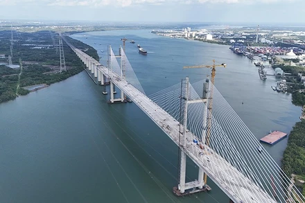 Cầu Bình Khánh bắc qua sông Soài Rạp (nối hai huyện Nhà Bè và Cần Giờ cũ) (ảnh THẾ ANH)