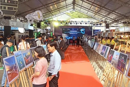 Người yêu nghệ thuật ở Thành phố Hồ Chí Minh thưởng lãm tranh thiền của họa sĩ Park Soo Hyung.