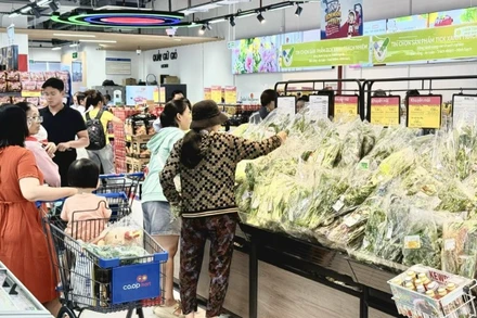 Người tiêu dùng chọn mua rau-củ-quả đạt “Tick xanh trách nhiệm” tại một siêu thị Co.opmart. 