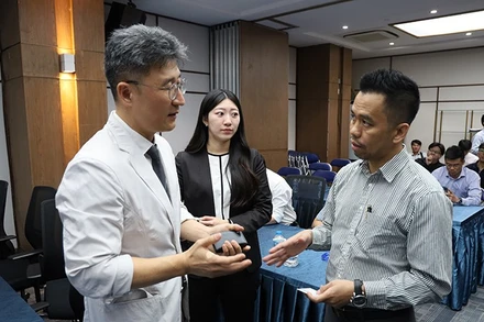 Các đại biểu, chuyên gia trao đổi ý kiến tại hội thảo.