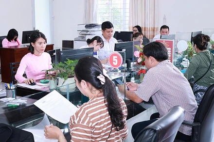 Người dân làm thủ tục hành chính tại Ủy ban nhân dân phường Thuận An. (Ảnh: CTV)