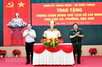 Thiếu tướng Nguyễn Văn Tiền, Phó Tư lệnh Quân khu 9 và Phó Chủ tịch Ủy ban nhân dân tỉnh An Giang Nguyễn Thanh Phong thực hiện nghi thức trao tặng tượng Bác Hồ. (Ảnh: PHƯƠNG VŨ).