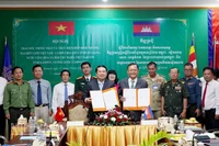 Lãnh đạo tỉnh An Giang và tỉnh Kampot ký kết biên bản về trao đổi, thống nhất và triển khai Hiệp định thương mại biên giới Việt Nam-Campuchia giữa hai tỉnh An Giang và Kampot.