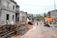 Không khí xây dựng khẩn trương tại khu dân cư tái định cư Hồ Sơn-Hoà Thắng thuộc xã Hữu Lũng, tỉnh Lạng Sơn.