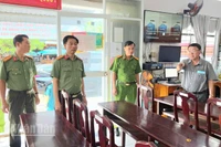 Đại tá Đào Hải Đăng, Phó Giám đốc Công an tỉnh An Giang (thứ 2 từ trái sang) kiểm tra công tác bảo đảm an ninh trật tự tại điểm bầu cử số 68 phường Rạch Giá.