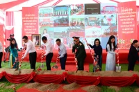 Đồng chí Phó Thủ tướng Chính phủ cùng lãnh đạo ban, bộ ngành Trung ương và tỉnh Lạng Sơn thực hiện nghi thức khởi công dự án.