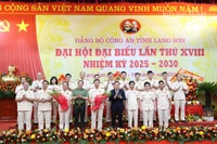 Các đồng chí lãnh đạo Bộ Công an, lãnh đạo tỉnh Lạng Sơn tặng hoa chúc mừng Ban Chấp hành Đảng bộ Công an tỉnh Lạng Sơn, nhiệm kỳ 2025-2030.