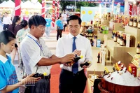 Đại biểu tham quan các khu trưng bày sản phẩm nước mắm Phú Quốc tại Festival. 