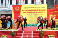 Các tiết mục múa sư tử mèo đặc sắc của tỉnh Lạng Sơn tại điểm bầu cử thôn Nà Lầu, xã Hoàng Văn Thụ.