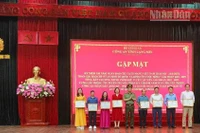 Các cơ quan báo chí nhận Giấy khen của Công an tỉnh Lạng Sơn.