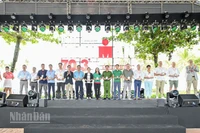 Ban tổ chức tặng quà lưu niệm cho các đơn vị tham gia Tuần lễ BIM Group IRONMAN 70.3 Phú Quốc 2025.