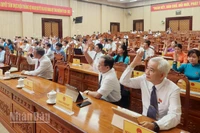 Đại biểu Hội đồng nhân dân tỉnh An Giang biểu quyết thông qua Nghị quyết quyết định chủ trương đầu tư Dự án Trung tâm tổ chức Hội nghị APEC. 