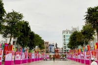 Triển lãm tranh cổ động tấm lớn tại Công viên Tượng đài Anh hùng dân tộc Nguyễn Trung Trực, phường Rạch Giá.