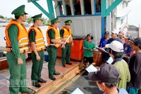 Biên phòng An Giang tuyên truyền, kiên quyết không cho tàu cá ra khơi nếu không tuân thủ các điều kiện theo quy định. (Ảnh: TIẾN VINH).