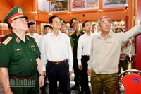 Đồng chí Nguyễn Tấn Dũng, nguyên Ủy viên Bộ Chính trị, nguyên Thủ tướng Chính phủ và Đại tướng Nguyễn Trọng Nghĩa tham quan Đền tưởng niệm Anh hùng liệt sĩ và người có công. (Ảnh: PHƯƠNG VŨ).