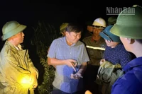 Đồng chí Nguyễn Hoàng Hiệp, Thứ trưởng Nông nghiệp và Môi trường trao đổi với các lực lượng chức năng tại hiện trường sự cố vỡ đập thuỷ điện Bắc Khê 1.