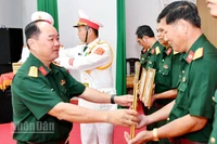 Lãnh đạo Bộ Chỉ huy Quân sự tỉnh An Giang trao danh hiệu thi đua cho các tập thể, cá nhân có thành tích xuất sắc trong phong trào thi đua Quyết thắng năm 2025.