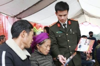 Công an tỉnh Lạng Sơn tuyên truyền pháp luật cho nhân dân trên địa bàn xã Khánh Khê.