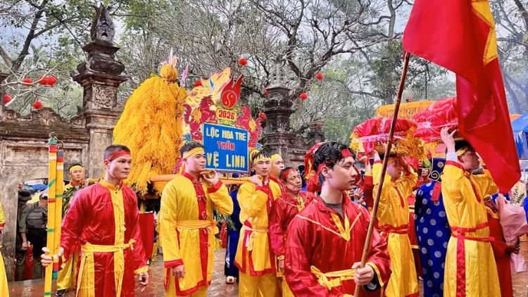 Nhân dân địa phương thực hiện dâng lễ phẩm tại đền Sóc.